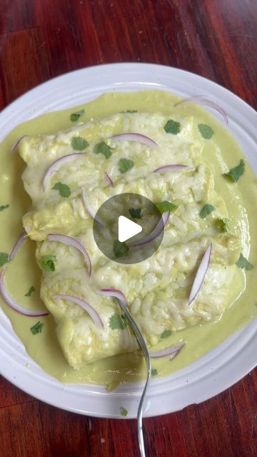 Nutrióloga Mariel Fernández on Instagram: "Enchiladas suizas al sartén 😋✨ Estoy segura que te van a encantar! Sin usar un horno te van a quedar estas enchiladas súper ricas y cremosas 👌🏻 y lo mejor es que son una opción mas saludable 🫶🏼 Salsa para enchiladas suizas: - 4 tomatillos verdes - 1/2 taza yogurt griego sin azúcar - 1 calabacita - 1 chile serrano - 1/8 cebolla blanca - sal - sazonador vegetal - cilantro #enchiladas #enchiladassuizas #saludableyrico #mexicanfood #healthymexicanfood #pollo" Enchiladas Suizas Verdes, Cilantro Enchiladas, Enchiladas Suizas, Salsa Tomatillo, Chile Serrano, Salsa Verde, Mexican Food, Cilantro, Mexican Food Recipes