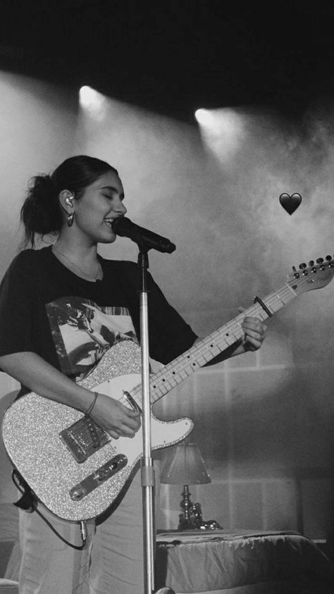 Alessia Cara Wallpaper, Alessia Cara, Kehlani, Concert Tickets, Dorm Room, Singers, Vintage Posters, Wallpapers, Black And White