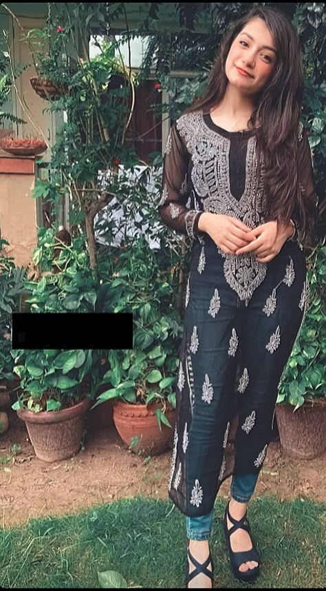 Stylish Clothes For Girls, Black Kurta, Chikankari Kurta, Lucknowi Chikankari, Simple Kurta Designs, Casual Indian Fashion, Long Kurti Designs, Casual College Outfits, Indian Dresses Traditional