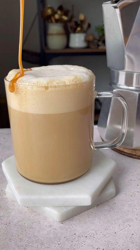 This Caramel Latte is the perfect dessert drink you can make at home! It's an easy recipe to whip up and requires just a few ingredients. Brown Sugar Homemade, Caramel Coffee Recipe, Caramel Latte Recipe, Fall Coffee Recipes, Homemade Coffee Drinks, Homemade Latte, Banana Coffee Cakes, Iced Drinks Recipes, Easy Coffee Recipes