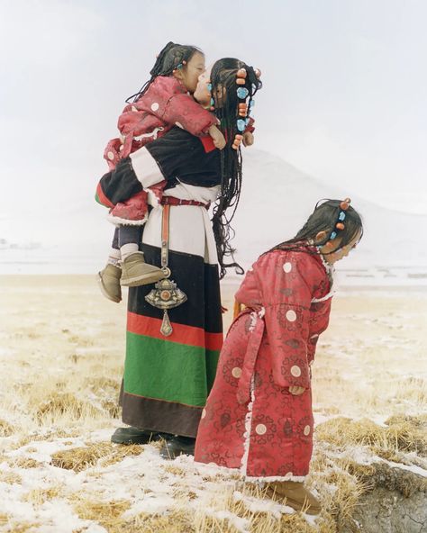 How This Tibetan Community Is Modernizing a Centuries-Old Braiding Tradition | Vogue Tibetan Clothing, Forms Of Communication, Vogue India, Cut Her Hair, Tibetan Buddhism, Relationship Status, Vogue Italia, Tibet, Traditional Outfits