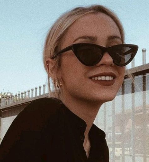 Martina Pompeiano, Black Sunglasses Aesthetic, Elegant Sunglasses, Black Cat Eye, Designer Frames, Sunglasses Women Vintage, Chique Outfits, Fashion Eye Glasses, Black Cat Eyes