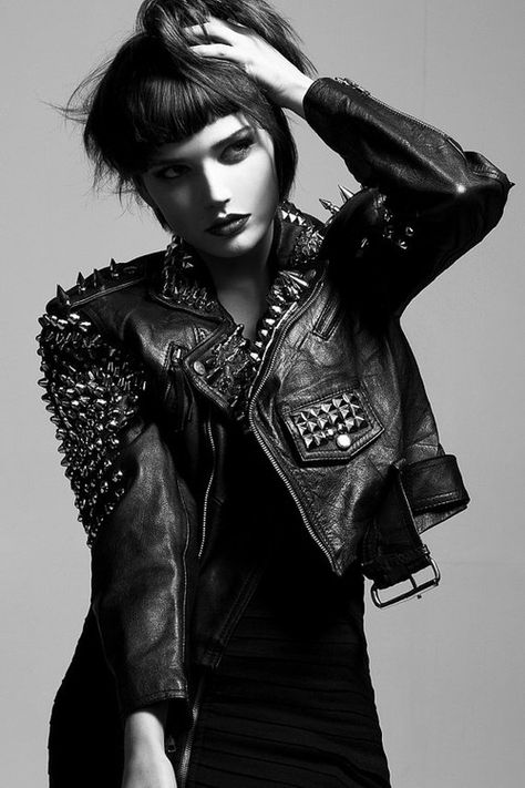 You can't go wrong with a #leather #jacket. Get this wicked piece that has lots of studs and spikes Styl Grunge, Pakaian Hipster, Valery Kaufman, Pose Fotografi, Look Rock, Studded Jacket, Glam Look, Style Rock, Hipster Outfits