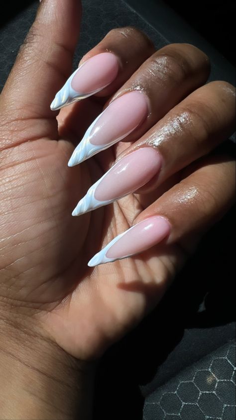 Pink Stilleto Nail Ideas, Aesthetic Stilletos Nails, Stiletto Nails Inspo Aesthetic, Simple Flower Nail Art Designs, Trendy Black Nails, Simple Flower Nail Art, Nails With Stiletto Pinky Nail, Pink Glitter Stilleto Nails, Flower Nail Art Designs