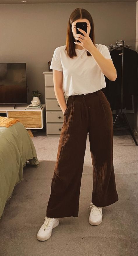 White tees. #Women'sstyle Linen Pants Outfit, Simple Casual Outfits, Western Wear Outfits, Casual College Outfits, Pants Outfit Casual, Trendy Dress Outfits, Everyday Fashion Outfits, Casual Day Outfits, Elegante Casual