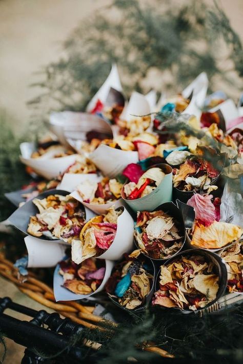 Diy Confetti Cones, Confetti Ideas, Floral Confetti, Flower Petal Confetti, Eco Friendly Confetti, Dried Petals, Renewal Ceremony, Confetti Cones, Biodegradable Confetti