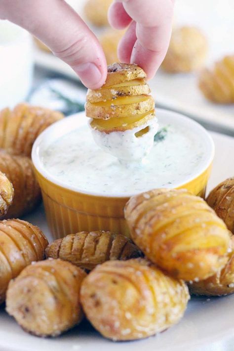 Perfect as an appetizer, these Mini Hasselback Potatoes with Creamy Dill Dip are dunkable and delicious! Gluten free, vegetarian, and perfect for the holidays. Mini Hasselback Potatoes, Appetizers Cheese, Dill Dip, Hasselback Potatoes, Thanksgiving Appetizers, Buffalo Chicken Dip, God Mat, Think Food, Snacks Für Party