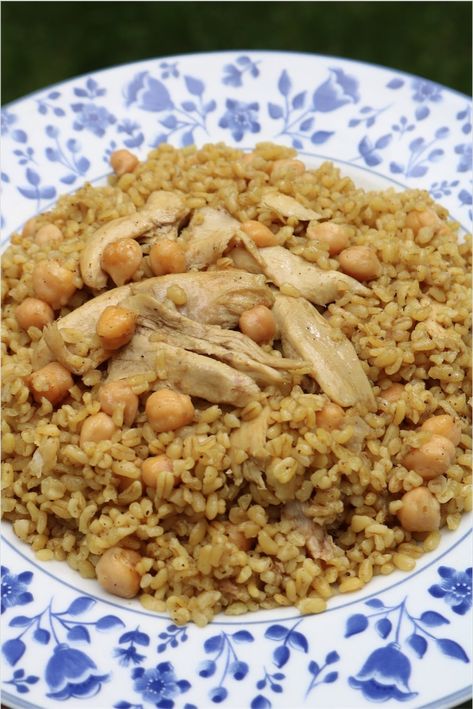 Bulgur Chickpea Pilaf with Chicken (Burghul Bidfeen) - Zaatar and Zaytoun Chicken Pilaf, Bulgur Recipes, Afghan Food Recipes, Chicken Chickpea, Bulgur Wheat, Middle East Recipes, Armenian Recipes, Family Dishes, Chickpea Recipes