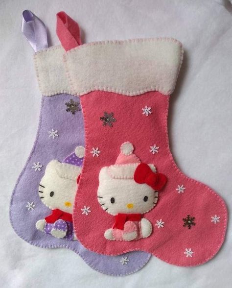 Sanrio Sewing Ideas, Hello Kitty Felt Pattern, Hello Kitty Stocking, Diy Stocking Ideas, Hello Kitty Christmas Decorations, Felt Fabric Crafts, Stocking Decorating Ideas, Hello Kitty Navidad, Stocking Decorating