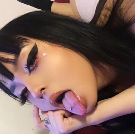 Goth Tongue Piercing, Spit On Tongue, Cute Tongue Piercing, Anime Tounge Out Face, Alternative Makeup, Tongue Piercing, Edgy Makeup, Corte De Cabelo Masculino, Grunge Makeup