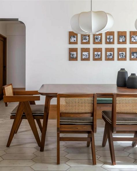 Dining Room Furniture Ideas, Modern Traditional Living Room, Table Trends, Room Furniture Ideas, Indian Home Design, Indian Home Interior, Traditional Living, Traditional Living Room, Dining Table Design