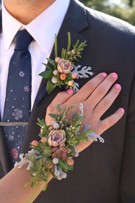 Boutineer Ideas, Succulent Corsage, Prom Flowers Corsage, Wrist Corsage Wedding, Prom Bouquet, Prom Corsage And Boutonniere, Wrist Corsage Prom, Homecoming Corsage, Boutonnieres Prom