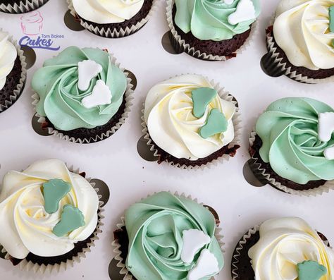 Muted greens have been on trend for a while for everything from baby showers to wedding colour schemes, and for good reason! Sage is a great option when you love colour, but want something that still leans neutral. Do you love the little footsies? So cute, right? #babyshowercupcakes #buttercreamcupcakes #sageandcream #sagegreencupcakes #tambakescupcakes Sage Green Baby Shower Cupcakes, Green Baby Shower Cupcakes, Sage Green Cupcakes, Baby Shower Cupcakes Neutral, Baby Shower Cupcakes For Boy, Baby Boy Baby Shower Ideas, Sage Green Baby Shower, Wedding Colour Schemes, Green Cupcakes