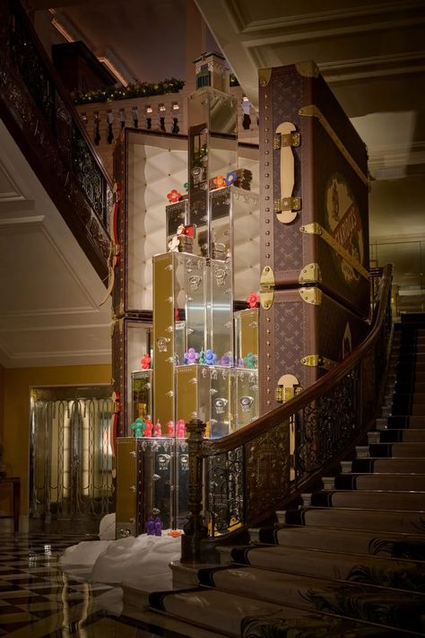 Louis Vuitton stacks travel trunks for Claridge's Christmas tree Designer Christmas Trees, Louis Vuitton Christmas, Claridges London, Glamorous Christmas Tree, Unusual Christmas Trees, Claridges Hotel, Glamorous Christmas, Edition Hotel, Designer Christmas