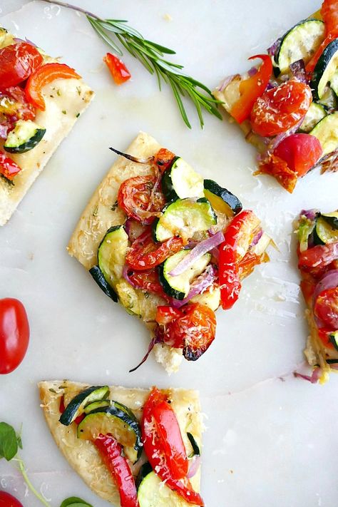 This veggie flatbread recipe makes summer entertaining easy! Made with zucchini, red onion, peppers, and tomatoes, this tasty veggie pizza is a great appetizer. #flatbread #veggies #pizza Appetizer Flatbread, Veggie Pizzas, Veggies Pizza, Flatbread Appetizers, Veggie Flatbread, Mediterranean Vegetables, Vegetable Appetizers, Healthy Party Food, Flatbread Recipe