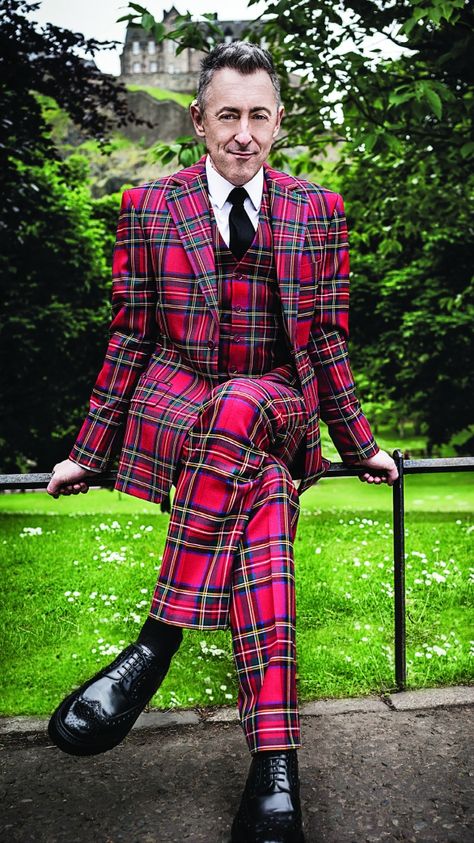 Alan Cummings - Bold Tartan Suit makes the statement! Alan Cummings Style, Aziraphale Outfit, Gamine Essence, Alan Cummings, Winter Glamour, Tartan Suit, Celtic Clothing, The Velvet Rope, Tartan Clothing