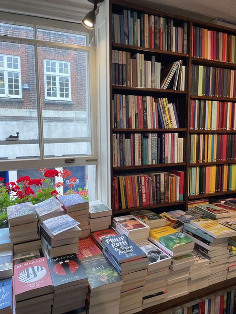 Cute Book Shop Aesthetic, Cute Bookshop Aesthetic, Bookstores Aesthetic, Bright Bookstore, City Bookstore Aesthetic, London Bookstore Aesthetic, London Bookshop Aesthetic, Cute Bookstore, Book Piles