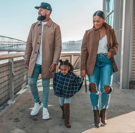 Mother Son Matching Outfits, Fall Picture Outfits, Fall Photoshoot Family, Christmas Photos Outfits, Couples Matching Outfits Swag, Family Holiday Pictures, Coat Jeans, Christmas Family Photoshoot, Tan Trench Coat