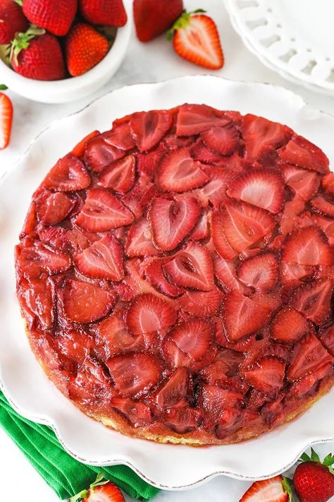 A delicious twist on a classic pineapple upside down cake, this Strawberry Upside Down Cake is perfect for summer. Easy to make! Strawberry Upside Down Cake, Life Love And Sugar, Strawberry Cake Easy, Fresh Strawberry Cake, Super Easy Desserts, Strawberry Topping, Leftover Cake, Easy Summer Desserts, Pineapple Upside