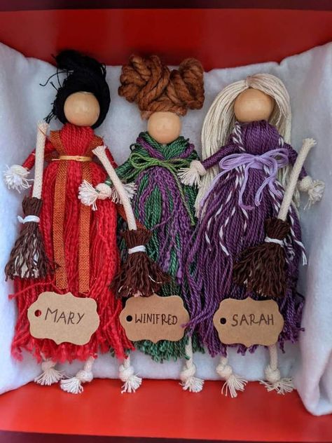 Diy Sanderson Sisters Decor, Hocus Pocus Macrame, Sanderson Sisters Decorations, Hocus Pocus Dolls, Hocus Pocus Sisters, Hocus Pocus Halloween Costumes, Macrame Dolls, Horror Crafts, Witch Dolls