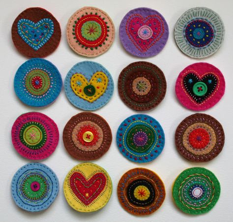 The Pea Pod: Felt circles transformed into pins. Pincushion Patterns, Felt Pins, Felt Brooches, Leamington Spa, Hand Sewing Projects, Felt Ideas, Penny Rug, Felt Embroidery, Felt Jewelry