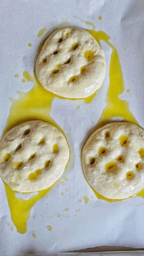 easy no knead focaccia recipe in cups Round Focaccia Bread, Mini Focaccia Bread Recipe, Small Focaccia Bread, Mini Foccacia Bread Recipes, Mini Foccacia, Mini Focaccia Bread, Mini Focaccia, Chapati Recipes, Focaccia Pizza