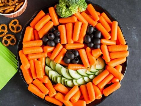 Jack O Lantern Veggie Tray Samhain Feast, Vegetable Tray Ideas, Halloween Veggie Tray, Vegetable Trays, Homemade Ranch Dip, Kindergarten Halloween, New Food Trends, Pumpkin Snack, Pumpkin Vegetable