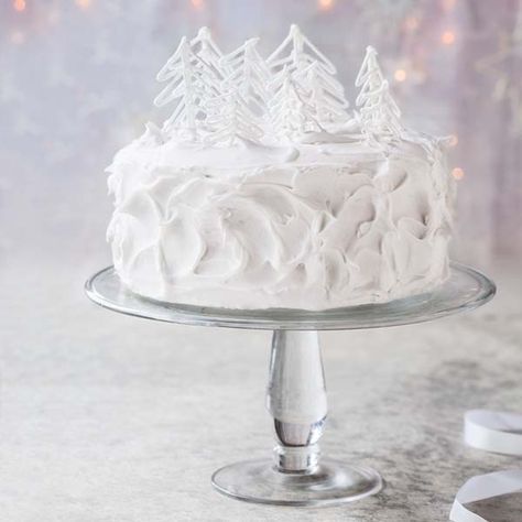 Producing a showstopping Christmas cake is easy with our step-by-step decorating instructions. Traditional Christmas Cake Recipe, Christmas Cake Roll, Christmas Confections, Frozen Wedding, Traditional Christmas Cake, Christmas Cake Recipe, Winter Cakes, Winter Wonderland Cake, Decorative Food