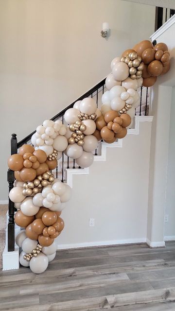 Staircase Balloon Garland, Neutral Balloon Garland, Housewarming Party Themes, Staircase Garland, Housewarming Party Decorations, Party Balloons Diy, Balloon Garland Diy, Housewarming Decorations, Diy Balloon Decorations