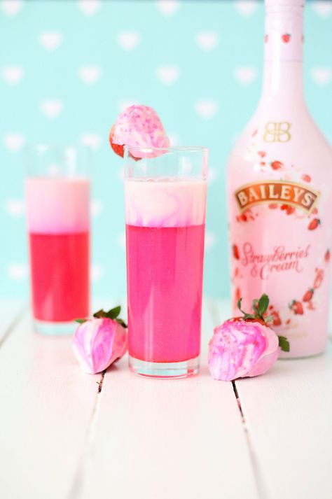 Baileys Drinks, Baileys Cocktails, Strawberry Cocktail, White Chocolate Syrup, Starbucks Birthday, Soda Cake, Edible Luster Dust, Strawberry Cocktails, Birthday Cake Pops