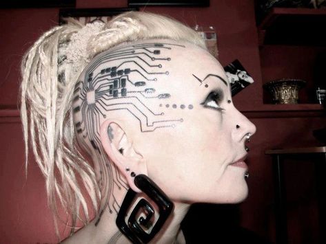 I know this is a tattoo, but I wish I has someone to draw on my head for halloween! Circuit Tattoo, Neo Punk, Scalp Tattoo, Cyberpunk Tattoo, Costume Carnaval, Cyberpunk Girl, Cyberpunk Fashion, Head Tattoos, Futuristic Fashion