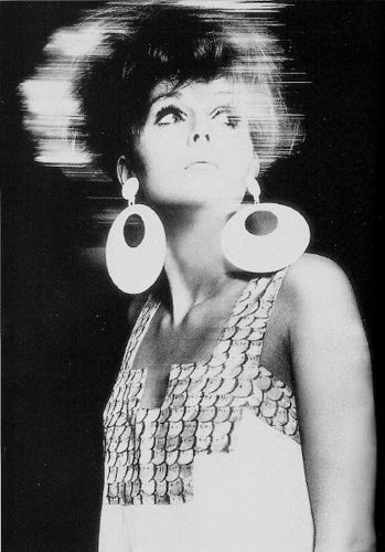 1966 - Dress: Sylvia Ayton and Zandra Rhodes (who opened the Fulham Road Clothes Shop in London together, 1964).  Earrings: Paco Rabanne.  #sixtiesstyle Space Age Fashion, Patti Hansen, 1960 Fashion, 60s 70s Fashion, Mary Quant, Vogue Archive, Lauren Hutton, Fashion 1960s, Elsa Schiaparelli