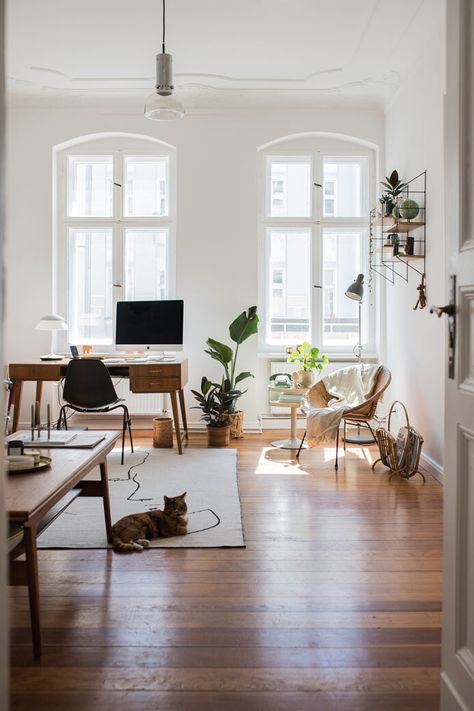 Berlin Apartment with Vintage Flair and Natural Colors — decor8 Apartamento New York, City Apartment Decor, Sf Apartment, Apartment Deco, Vintage Apartment, Berlin Apartment, Aesthetic Apartment, Cute Apartment, Casa Vintage