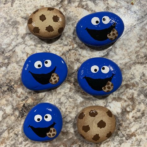 Matching Rock Painting Ideas, Cookie Rock Painting, Cookie Monster Rock Painting, Monster Rocks, Cookie Monster, Rock Gifts, Diy Rock Art, Painted Rock Animals, Preschool Arts And Crafts