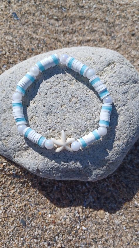 Light Blue Clay Bead Bracelet, Clay Beads Ideas Summer, Beachy Bracelet Ideas, Beachy Clay Bead Bracelet, Blue Clay Bead Bracelets, Bracelet Patterns Clay Beads, Blue Bracelet Ideas, Clay Bracelet Ideas, Clay Bead Bracelets