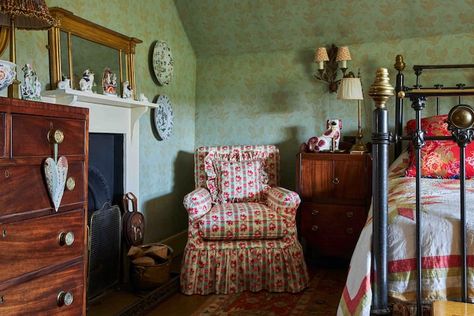 18th Century Cottage, Alexandra Tolstoy, English Country House Style, Armchair Bedroom, Cushion Chair, Small Cottages, Bedroom Red, Cottage Interiors, Coffee Table Book