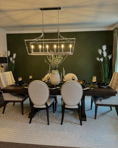 22+ Gorgeous Green Accent Wall Ideas (2025) - DrExplains Emerald Green Dining Room Ideas, Wallpaper Dining Room Accent Wall, Dark Green Dining Room Walls, Dark Green Dining Room, Dining Room Accent Wall Ideas, Green Dining Room Walls, Green Accent Wall, Dining Room Accent Wall, Farm House Dining Room