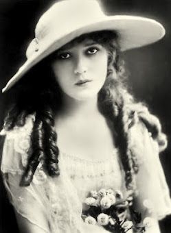 Lillian Gish Dorothy Gish, Lillian Gish, Mary Pickford, Silent Film Stars, Silent Movie, Dirty Dancing, Silent Film, Vintage Portraits, Vintage Hollywood