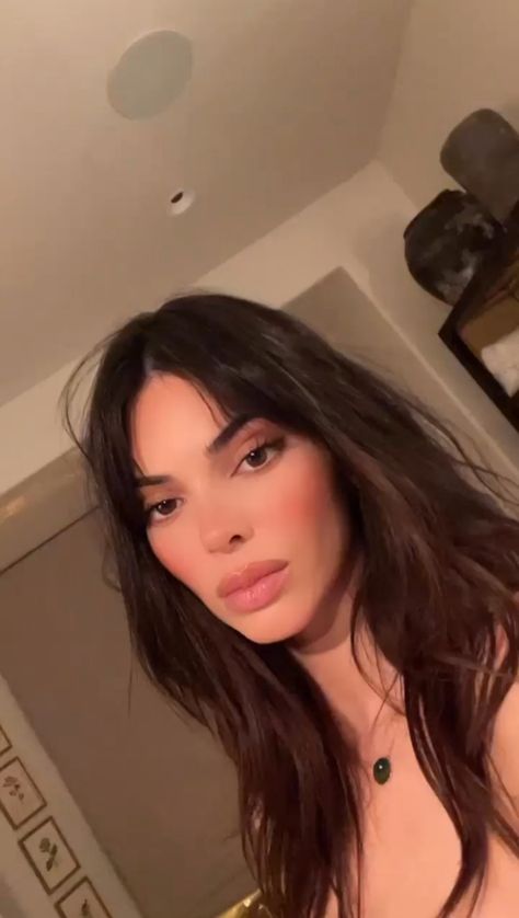 Kendall Jenner Aesthetic, Kendall Jenner Hair, Kendall Jenner Video, Kendall Jenner Instagram, Celebrity Perfume, Fringe Hairstyles, Haircuts Straight Hair, Trendy Haircuts, Monica Bellucci