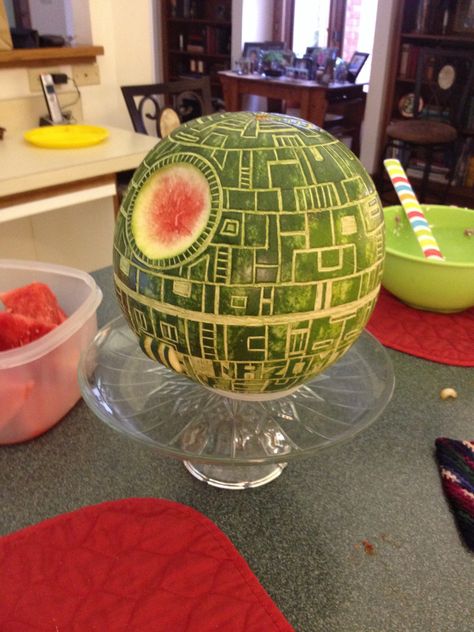 Star Wars Themed Food Recipes, Star Wars Watermelon, Star Wars Fruit Tray, Easy Star Wars Snacks, Star Wars Watermelon Carving, Star Wars Savory Food, Star Wars Essen, Star Wars Themed Food, Star Wars Snacks