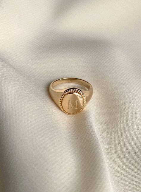 Magnus Lacrontte | Trilogía Rey | Karine Bernal | Aesthetic Gold Ring Designs, Dope Jewelry, Gold Signet Ring, Classy Jewelry, Jewelry Lookbook, Girly Jewelry, Jewelry Inspo, Dream Jewelry, Stylish Jewelry