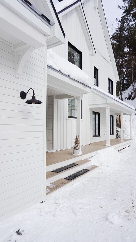 California Bungalow Exterior, White Siding House, Exterior Porch Ideas, White Weatherboard House, Mountain House Exterior, Weatherboard Exterior, Brick Exteriors, Coastal Ideas, Ranch House Remodel