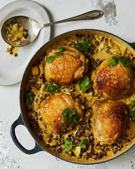 Chicken thighs with curried leeks and lentils No Tomato Recipes, Chicken One Pot Recipes, Puy Lentil Recipes, Easy Sausage Recipes, Chicken Cottage, Mains Recipes, Roast Chicken Dinner, Pitta Kapha, Roast Chicken Leftovers