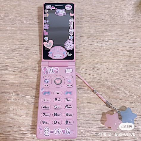 Jellypop Phone, Flip Phone Decoration, Japanese Flip Phone Aesthetic, Decorated Flip Phone, Phone Decorations, Pink Flip Phone, Kawaii Flip Phone, Cute Flip Phones, Japanese Flip Phone