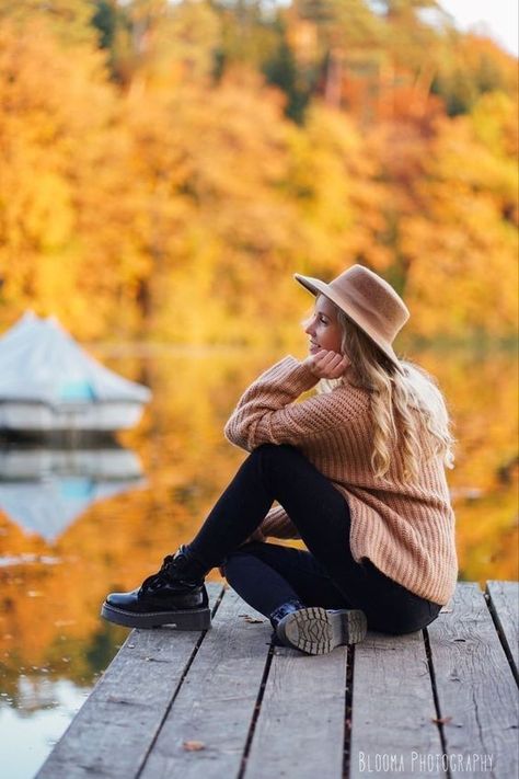 Autumn Photography Portrait, Fall Photoshoot Ideas, Fall Photo Shoot Outfits, Fall Shoot, Fall Nail Ideas, Fall Portraits, Fall Session, Fall Senior Pictures, Fall Family Pictures