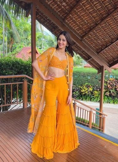 Haldi Dress Ideas, Indian Outfits Modern, Arpita Mehta, Haldi Ceremony Outfit, Haldi Dress, Mehendi Outfit, Ananya Pandey, Haldi Outfits, Indian Bridesmaid Dresses