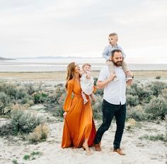 Candid moments. (And mom in a statement dress) / Family Photo Inspiration Family Portrait Outfits, Fam Pics, Family Photo Pose, Family Inspiration, Quoi Porter, Family Picture Outfits, Family Sessions, Patterned Shirt, Fall Family Photos