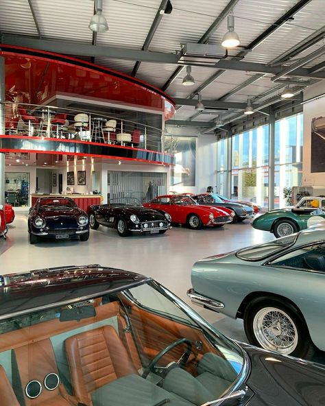 Car Collection Garage, Car Dealership Design, Garage Aesthetic, Garage Goals, Warehouse Garage, Classic Car Garage, Man Garage, Big Garage, Showroom Inspiration