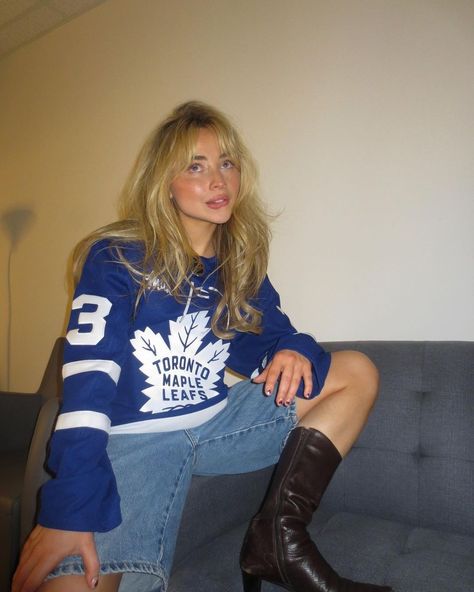 sabrina carpenter Sabrina Carpenter Street Style, Hockey Game Outfit, Hockey Outfits, Sabrina Carpenter Outfits, Jersey Outfit, Girl Meets World, Toronto Maple Leafs, Outfit Look, Maple Leafs