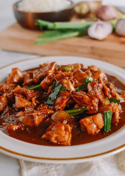 Ginger Chicken - Authentic Chinese in 30 Minutes! | The Woks of Life Ginger Chicken Recipes, Braised Chicken Breast, Chicken Sauce Recipes, Chicken Sauce, Woks Of Life, Ground Chicken Recipes, Ginger Chicken, Ginger Sauce, Brown Sauce